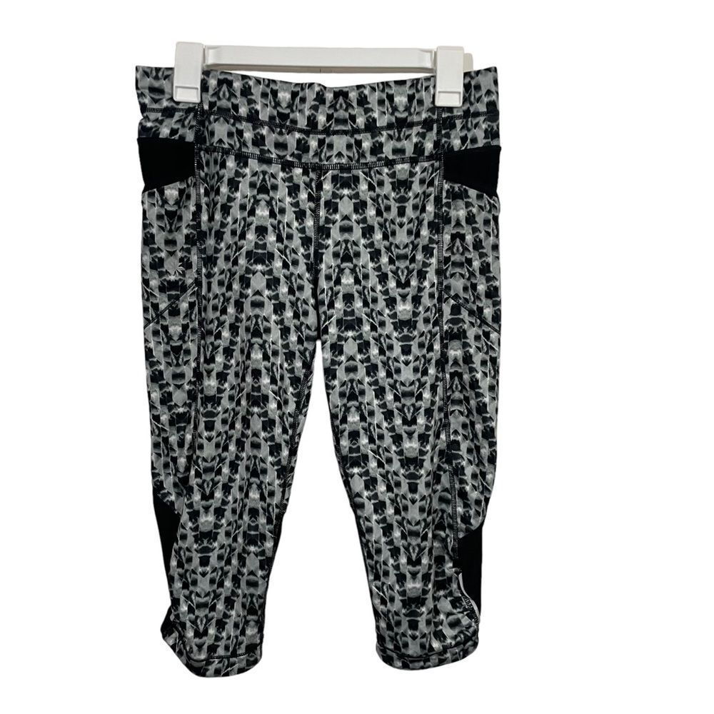 Athleta Black Patterned Activewear Capris
